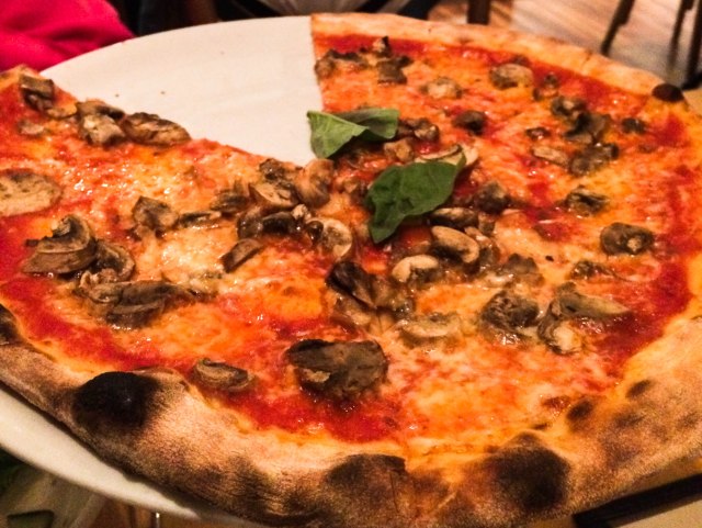 Visa O-1 mushroom pizza