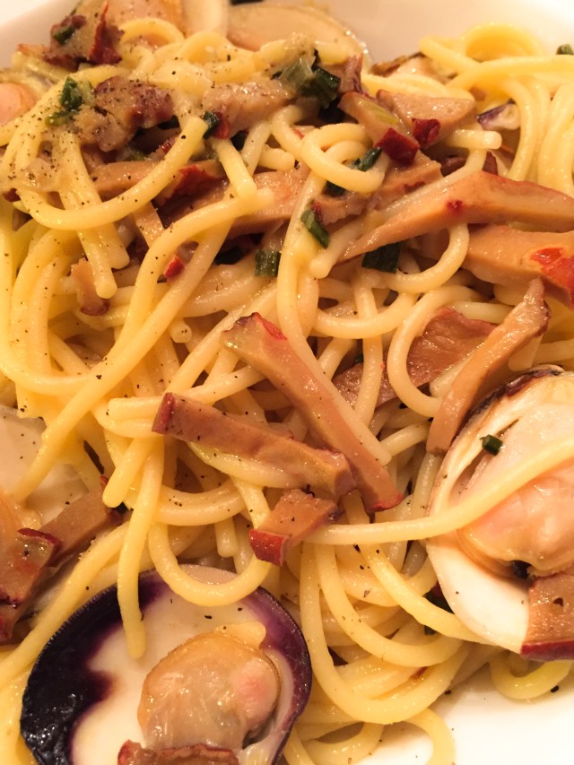 spaghetti and clam sauce with Lobster mushrooms in bowl-2