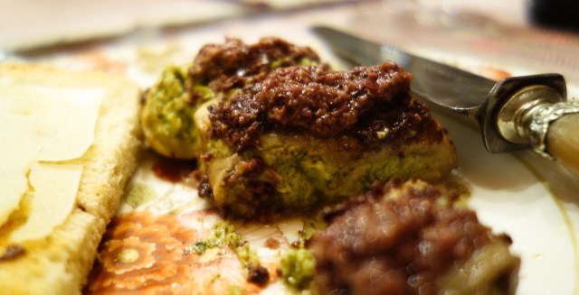 sliced rollup with pane and Cacio de Roma